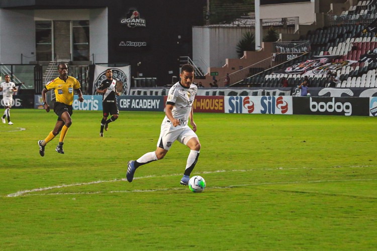 Volante Pedro Naressi, do Ceará, com a bola na partida contra o Vasco da Gama, em São Januário, pelo Campeonato Brasileiro Série A