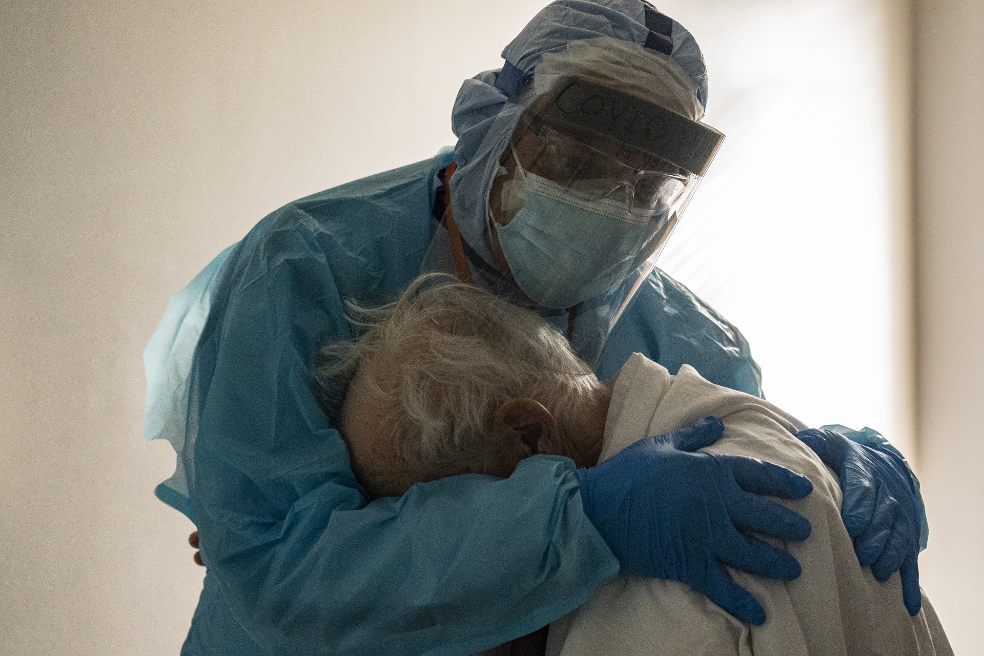 Foto de médico abraçando idoso  com Covid-19 em meio a pandemia viraliza    (Foto: Go Nakamura/Getty Images/AFP)