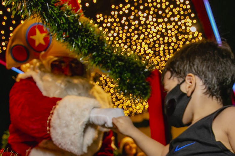 FORTALEZA, CE, BRASIL, 01.12.2020: Natal de Luz, crianças cantando em caminhão com Papai Noel, Caminhão passando por varios bairros de Fortaleza. Em época de COVID-19. (Foto: Aurelio Alves/O POVO).