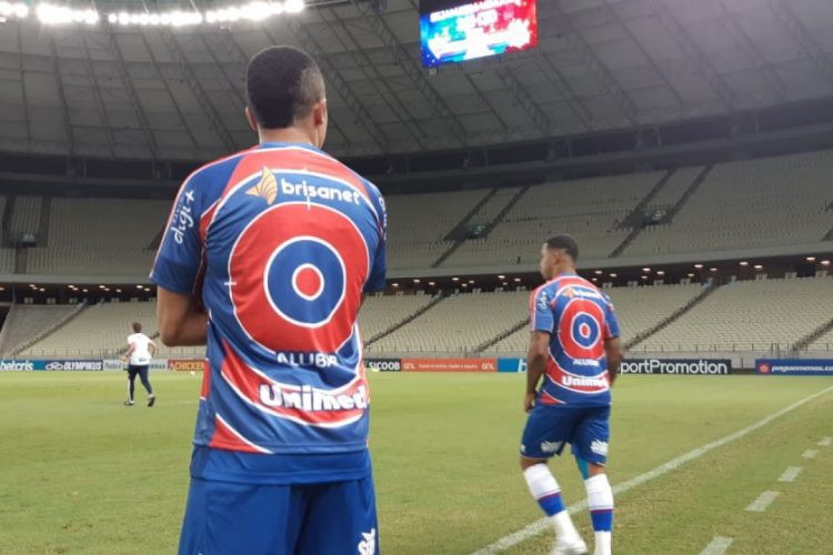 Jogadores negros do Fortaleza entraram em campo com camisa com alvo nas costas