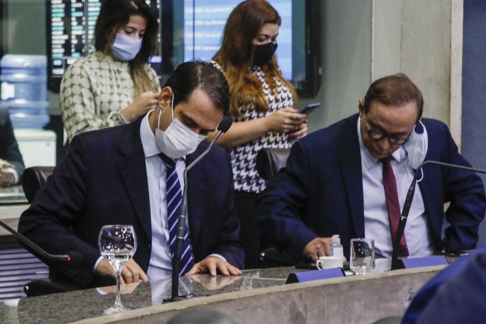 FORTALEZA, CE, BRASIL, 08.12.2020: Sessão na Assembleia Legislativa que confirmou Evandro Leitão como novo presidente da Casa. Salmito Filho (à esquerda) e Tin Gomes (à direita) eram candidatos. (Foto: Thais Mesquita/OPOVO)