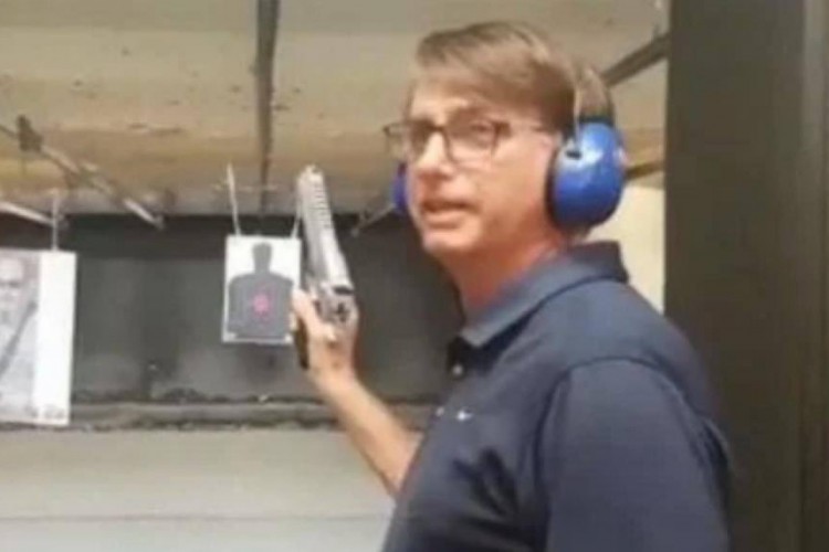 Bolsonaro é entusiasta da liberação das armas
