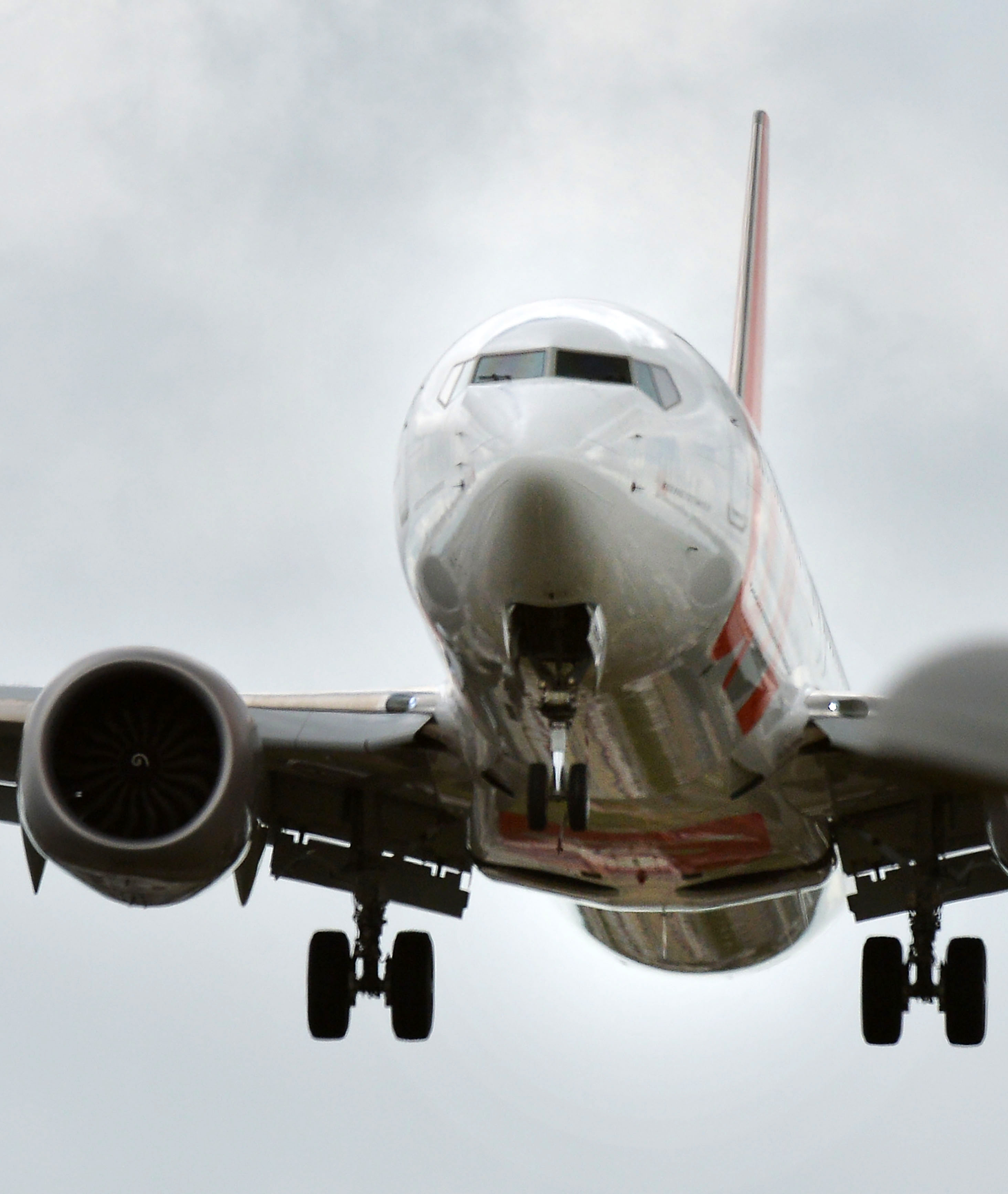 Um Boeing 737 MAX da companhia aérea brasileira Gol é visto após pousar no aeroporto Salgado Filho em Porto Alegre (Foto: SILVIO AVILA/AFP)