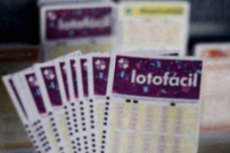 O resultado da Lotofácil Concurso 2105 foi divulgado na noite de hoje, sexta-feira, 11 de dezembro (11/12). O prêmio da loteria está estimado em R$ 1,5 milhão