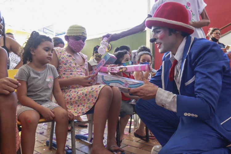 FORTALEZA, 07-12-2020: Doacao de brinquedos pelo Cirque Amar ao Lar Amigos de Jesus. Os brinquedos foram arrecadados no lugar do valor dos ingressos e distribuidos hoje por palhacos do circo junto a apresentacao circense. Lar Amigos de Jesus, Fortaleza. (foto: Bárbara Moira)