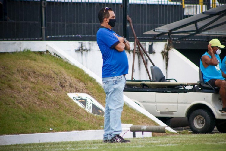 Técnico Francisco Diá à beira do campo durante partida do ABC-RN