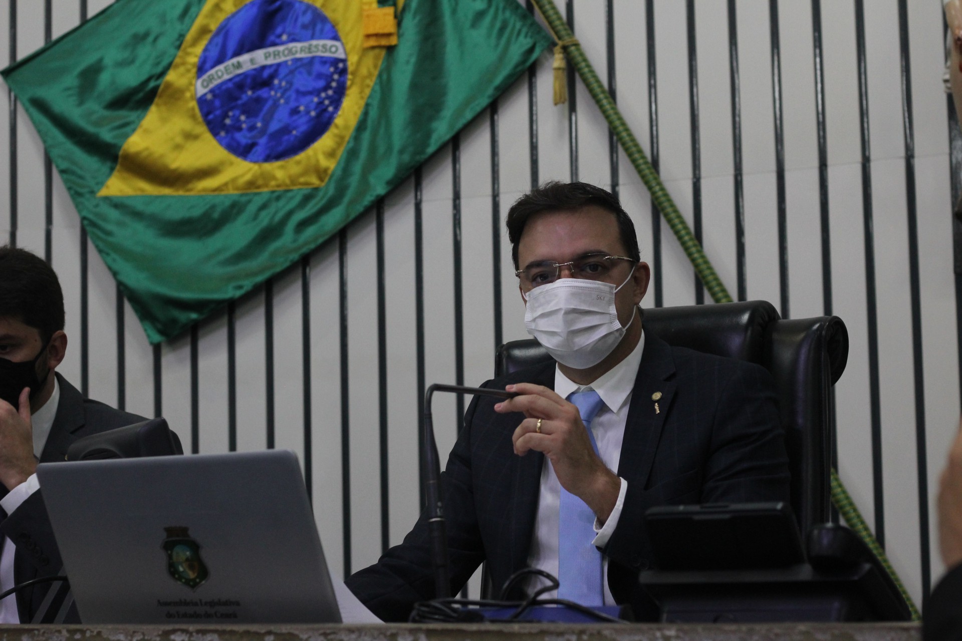 Fernando Santana (PT), 1º vice-presidente da Assembleia Legislativa do Ceará, em sessão plenária (Foto: Deísa Garcêz, em 15/12/2020)