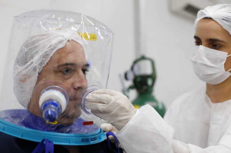 O Elmo é um capacete de respiração assistida, não invasivo e mais seguro para profissionais de saúde e pacientes(Foto: TATIANA FORTES / GOV DO CEARA)