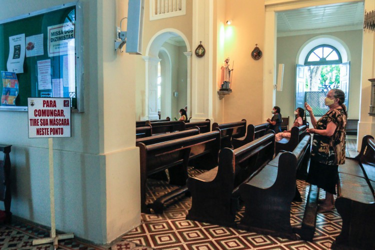 FORTALEZA, 18-12-2020: Fotos da decoracao natalina de duas Igrejas da cidade: Nossa Senhora do Carmo e Cadetral. As fotos alem dos presepios e coroas de advento, as medidas de seguranca contra o covid. (foto: Bárbara Moira)