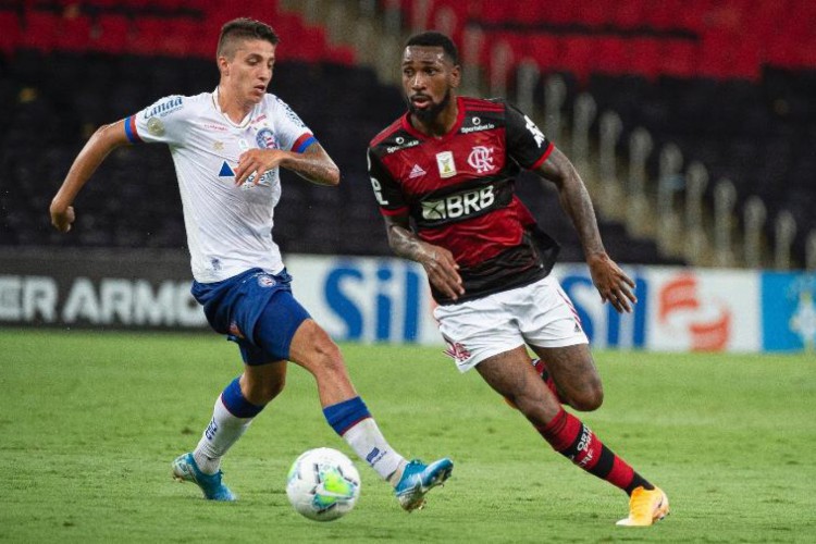 ￼Ramírez e Gerson durante disputa de bola na partida