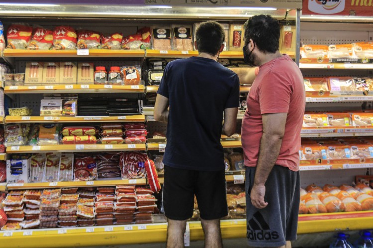 FORTALEZA, 21-12-2020: Diante da alta dos alimentos, especialmente os de ceia natalina, a materia aborda maneiras de se economizarr na hora de montar a ceia. As fotos destacam os precos dos produtos natalinos, os precos dos seus substitutos e a movimentacao no supermercado na semana de Natal. Dionisio Torres, Fortaleza.(foto: Bárbara Moira)