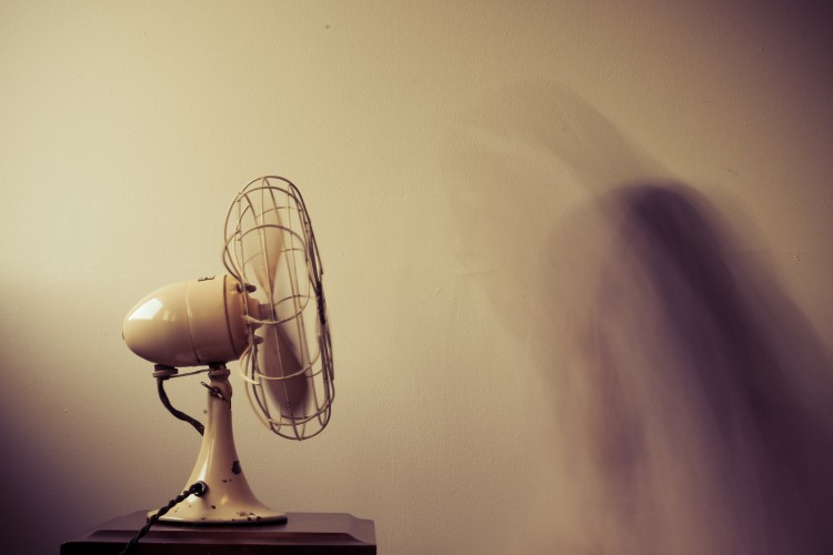 Muito usado para matar o calor, os ventiladores podem gerar riscos se mau utilizados ou sujos