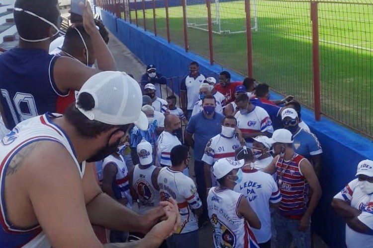 Torcida organizada do Fortaleza realiza protesto no Pici nesta terça-feira, 22