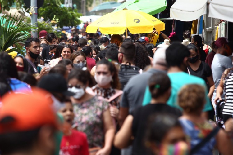 Ambientes com aglomeração não são os únicos que proporcionam riscos de contaminação da Covid-19. Especialistas alertam sobre os riscos de transmissão em locais com poucas pessoas 