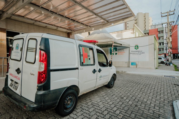 Ambulância estacionada em frente ao Hospital Leonardo da Vinci