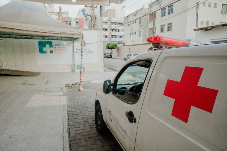 Ambulância estacionada em frente ao Hospital Leonardo da Vinci