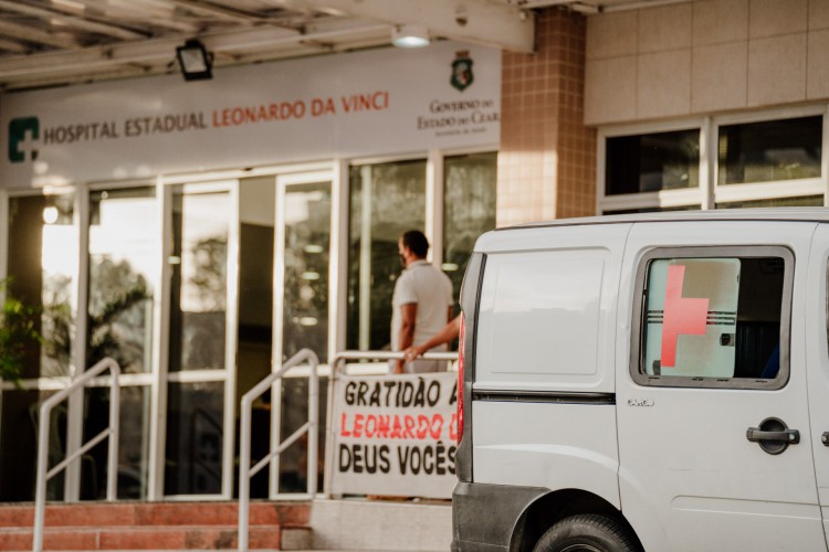 Ambulância estacionada em frente ao Hospital Leonardo da Vinci aguardando um paciente curado de Covid-19