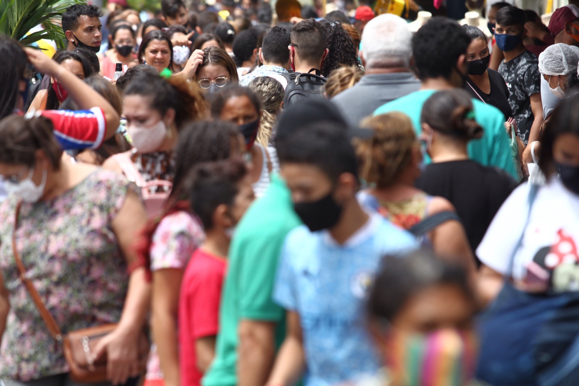 Feira da José Avelino é problema urbano que foi sendo espalhado por decisões desastradas do poder público (Foto: Fabio Lima)