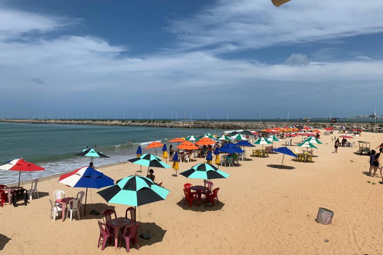 Movimentação na Praia do Futuro nesta quinta-feira, 24