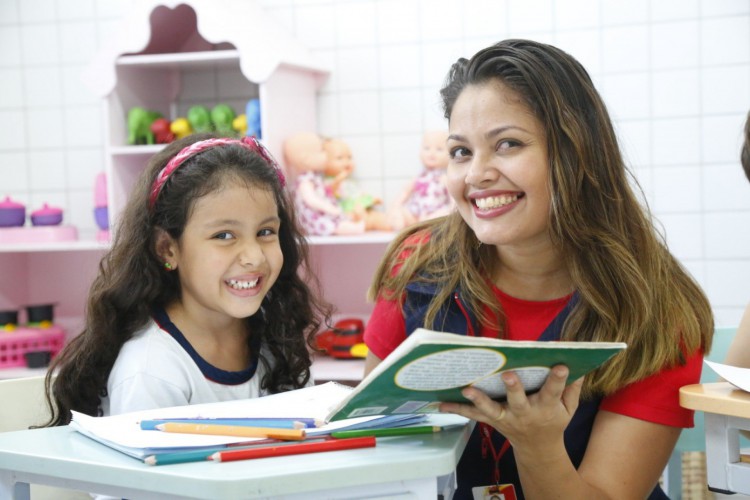 Giovana Torres Rodrigues, aluna do 1º ano ensino fundamental do Colégio Antares, desenvolvendo o pensamento crítico com ajuda da Tia Naiany (Foto: Divulgação)