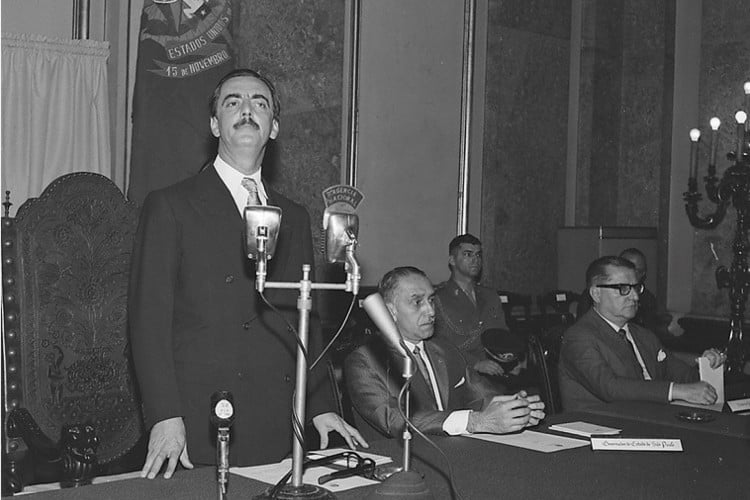 Jânio Quadros foi o último presidente a tomar posse em um 31 de janeiro, como estabelecido pelo Constituição de 1946. Ele ficou no cargo por apenas seis meses e 27 dias. Renunciou em 25 de agosto de 1961