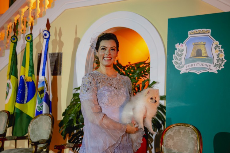 FORTALEZA, CE, BRASIL, 01.01.2021: Natália Herculano, ex-prrimeira dama, com cachorrinha Marrion. Foi na posse de José Sarto (PDT) como novo prefeito de Fortaleza no Paço Municipal. (Foto: Aurelio Alves/O POVO).