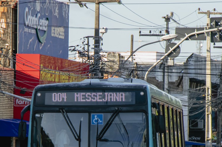 Funcionários de empresa de ônibus em Fortaleza paralisaram atividades durante cinco horas, na manhã desta segunda-feira, 11. (Foto: Aurelio Alves/O POVO).