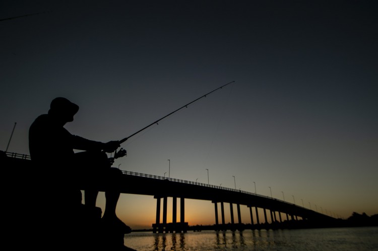 Pescador na Ponte da Barra do Ceará.(Foto: Aurelio Alves)