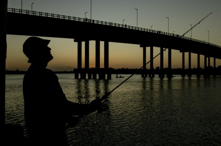  Pôr do Sol na Ponte da Barra do Ceará, pescadores e pessoas brincando no rio Ceará são mote para a canção da cantora Lídia Maria (Foto: Aurelio Alves)