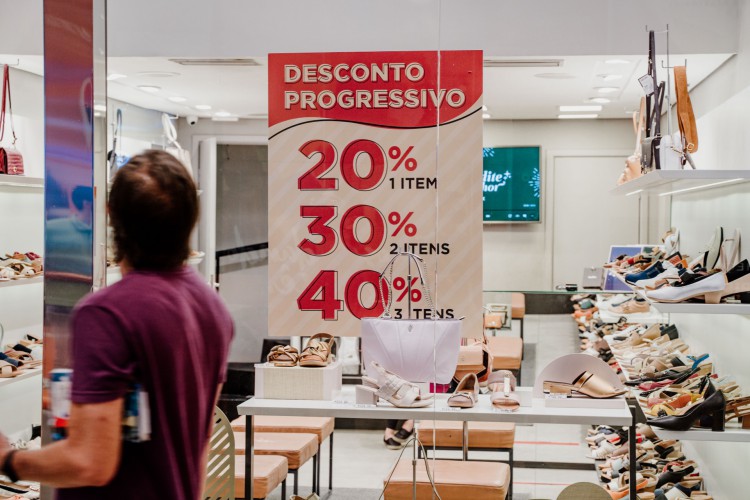 Shoppings dão desconto de até 70% em liquidações de inverno - 14/07/2019 -  Grana - Agora