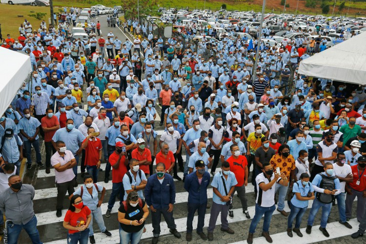 Trabalhadores da montadora norte-americana Ford participam de um protesto em frente à fábrica da Ford em Camaçari, estado da Bahia, Brasil, em 12 de janeiro de 2021. - A montadora Ford disse que as perdas exacerbadas pela epidemia de coronavírus fariam com que fechasse suas três fábricas no Brasil, onde ele opera há um século, encerrando cerca de 5.000 empregos. (Foto de RAFAEL MARTINS / AFP)