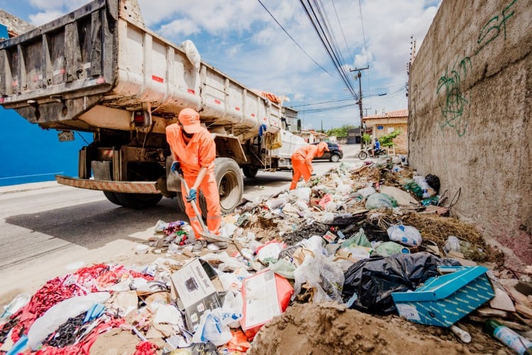 No Brasil, é desperdiçado por ano o equivalente a 400,04 bilhões de garrafas plásticas de um litro