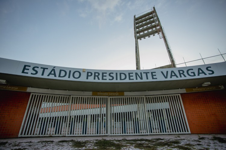 Fachada do estádio Presidente Vargas, desativado e com problemas estruturais após meses sendo usado como hospital