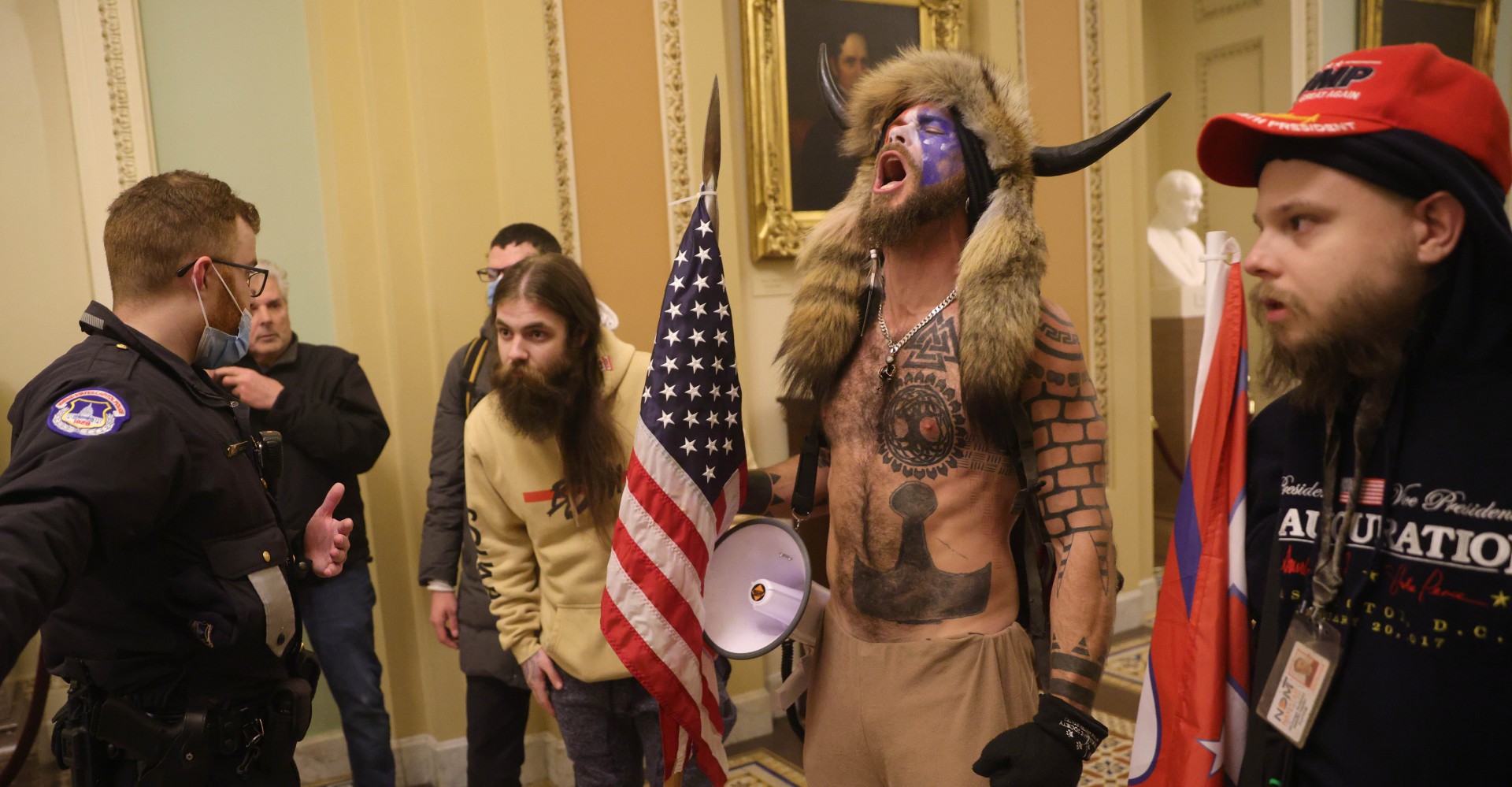 WASHINGTON, DC - 06 de janeiro: Os manifestantes interagem com a Polícia do Capitólio dentro do edifício do Capitólio dos EUA em 6 de janeiro de 2021 em Washington, DC. O Congresso realizou uma sessão conjunta hoje para ratificar a vitória do Colégio Eleitoral 306-232 do presidente eleito Joe Biden sobre o presidente Donald Trump. Um grupo de senadores republicanos disse que rejeitaria os votos do Colégio Eleitoral de vários estados, a menos que o Congresso designasse uma comissão para auditar os resultados das eleições. Win McNamee / Getty Images / AFP (Foto: Win McNamee / AFP)