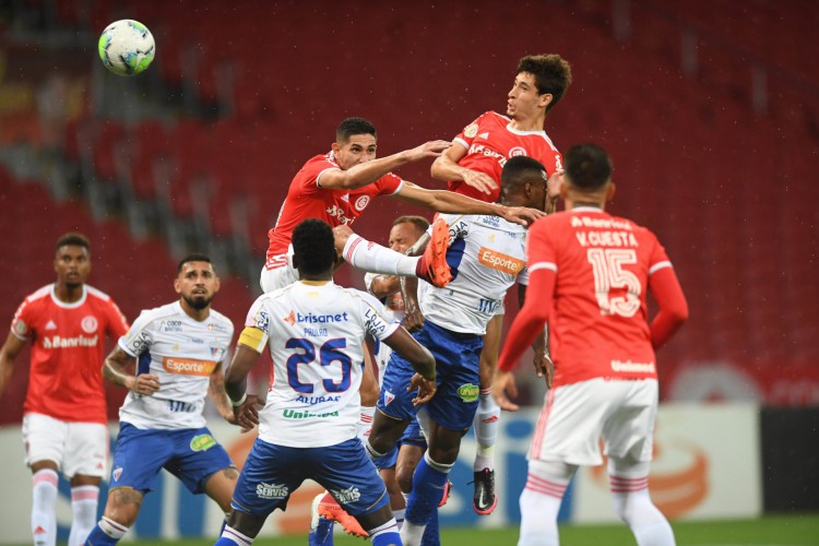 Rodrigo Dourado cabeceia a bola no jogo Internacional x Fortaleza, no Beira-Rio, pelo Campeonato Brasileiro Série A