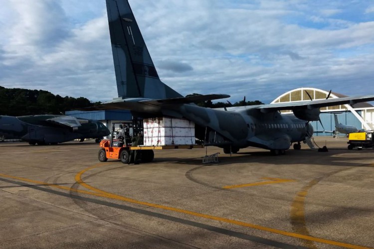 Hoje (18/01), um C-105 Amazonas da #FAB decolou às 10h de Guarulhos/SP com destino a Florianópolis/SC transportando carga das vacinas para combate à COVID-19. Avião