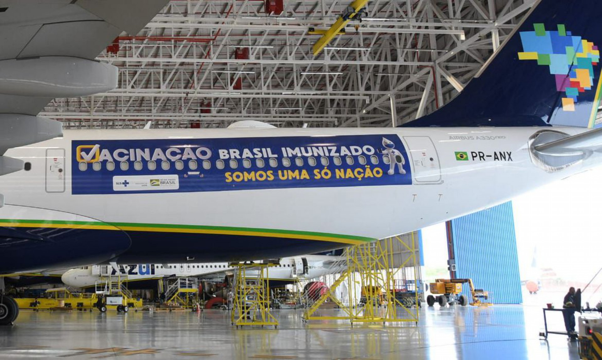 Avião da Azul no hangar; a aeronave buscaria vacinas na Índia na semana passada