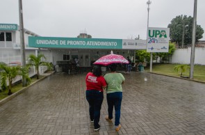 FORTALEZA, CE, BRASIL, 19.01.2021: UPA do Bairro Edson Queiroz. Dia de Chuva na cidade, com alguns alagamentos. Em época de COVID-19. (Foto: Aurelio Alves/O POVO).