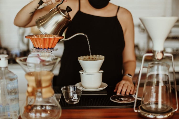 Localizadas em diversos bairros em Fortaleza, as cafeterias conquistaram a clientela que deseja um bom café para aproveitar o fim de tarde. Confira a lista com os melhores cafés na Capital