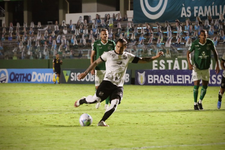 Vina, meio-campista do Ceará, fez dois gols e deu duas assistências contra o Goiás pelo Brasileirão