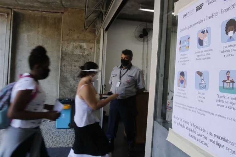 Entrada dos candidatos para o primeiro dia de provas do Exame Nacional do Ensino Médio (Enem) 2020, na Universidade Estadual do Rio de Janeiro(UERJ), na zona norte do Rio.