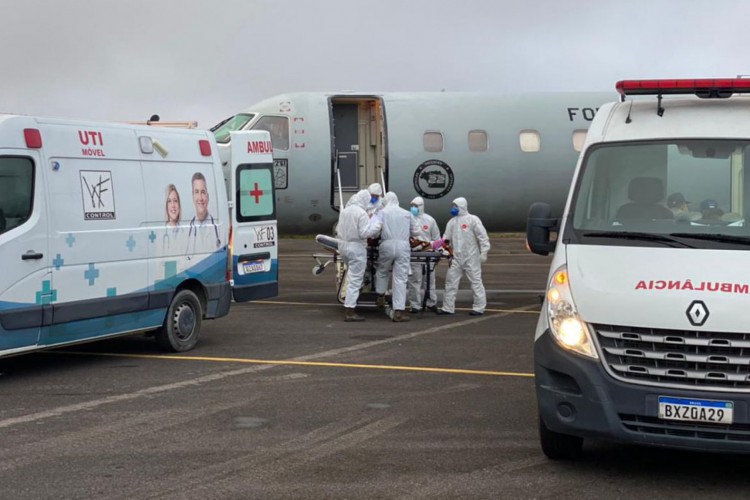 Embarque de pacientes com Covid-19 do Amazonas para outros estados em janeiro