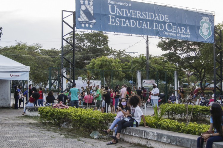 FORTALEZA, CE, BRASIL, 24.01.2021: Movimentacao no segundo dia de prova do Enem. Candidatos na saída da prova. (Foto: Thais Mesquita)