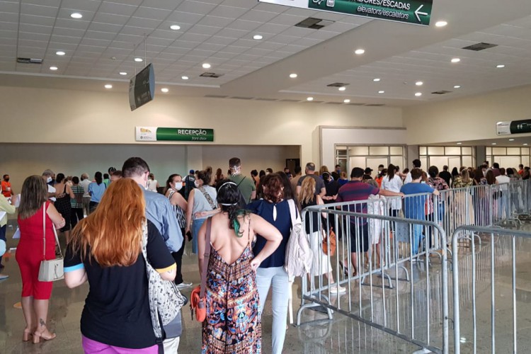 Longa fila de profissionais de saúde no Centro de Eventos do Ceará, que se formou no começo da tarde desta quarta-feira, 25, para início da vacinação contra a Covid-19  (Foto: ANA RUTE RAMIRES)