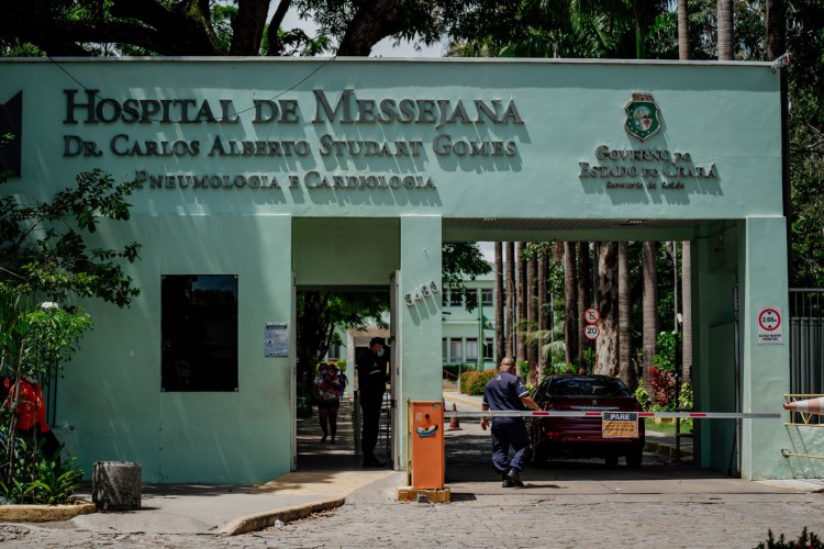  Fachada e pátio do Hospital de Messejana, situado na avenida Frei Cirilo, em Fortaleza