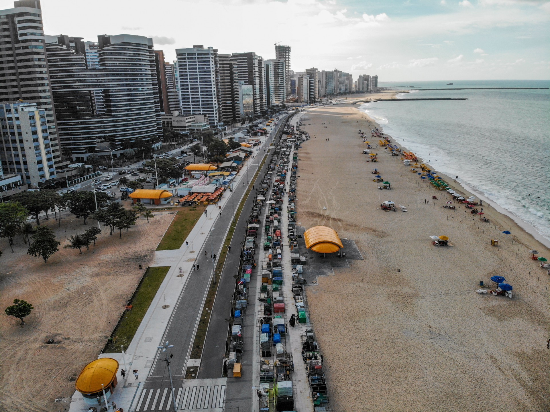 Avenida Beira Mar durante reforma que modificou e embelezou o espaço que é vitrine para os turistas que chegam a Fortaleza (Foto: JÚLIO CAESAR)