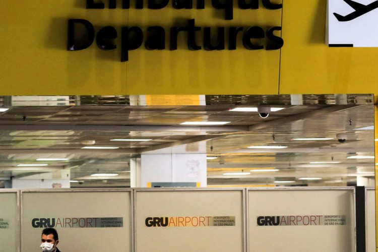 A worker, wearing a protective face mask, is seen at Guarulhos International Airport amid fears of coronavirus disease (COVID-19) in Guarulhos, Sao Paulo state, BraziI, April 1, 2020. REUTERS/Roosevelt Cassio