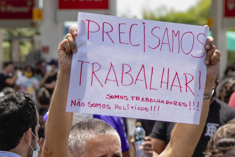 Novo decreto do governador Camilo Santana, com restrições ao funcionamento  de vários setores depois das 20 horas, motivou protestos e Fortaleza