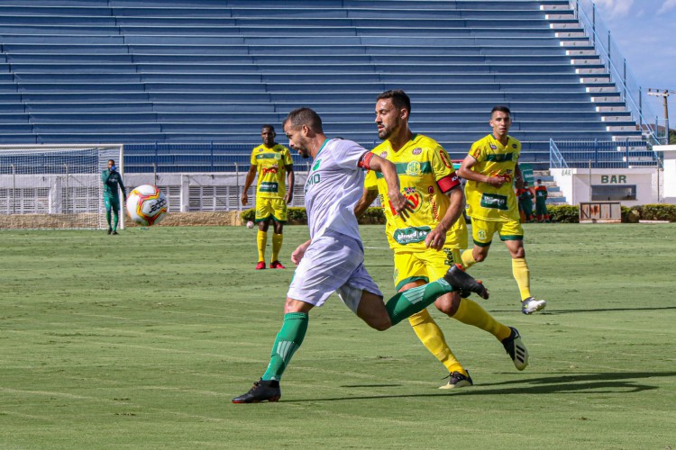 No interior de São Paulo, Floresta (de uniforme branco) foi derrotado