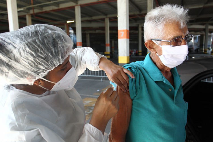 Vacinação segue nesta segunda em seis postos de vacinação em Fortaleza.